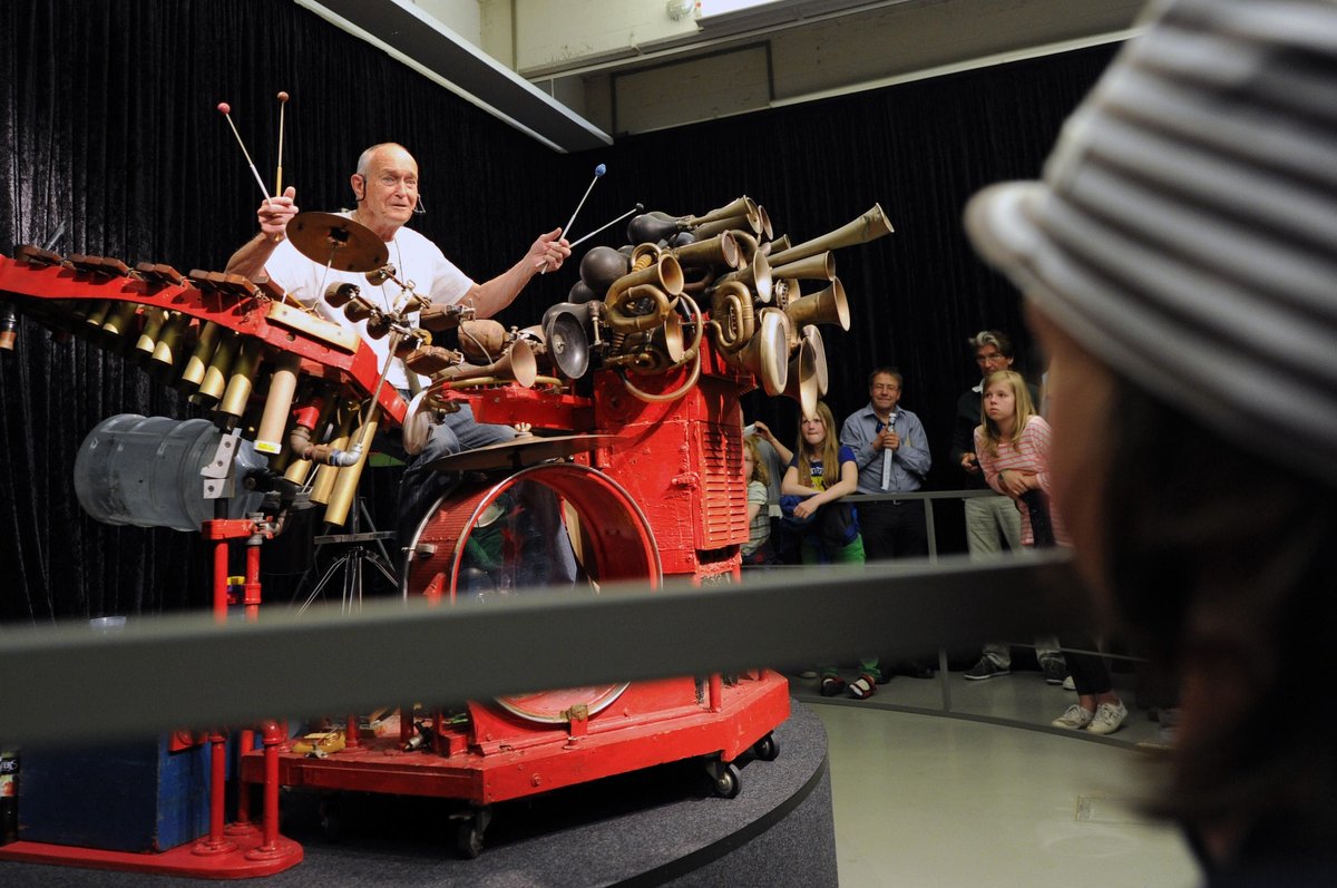Llyn Foulkes performing on his custom-built instrument Machine at Museum Fridericianum in Kassel, Germany, on 10 June 2012 Photo: Uwe Zucchi / dpa picture alliance / Alamy